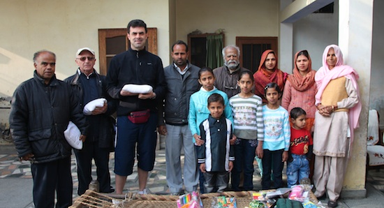 Padre Avinash con alcuni amici in India